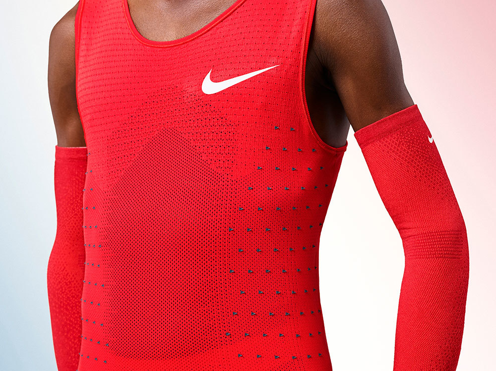 Nike running shirt red detail