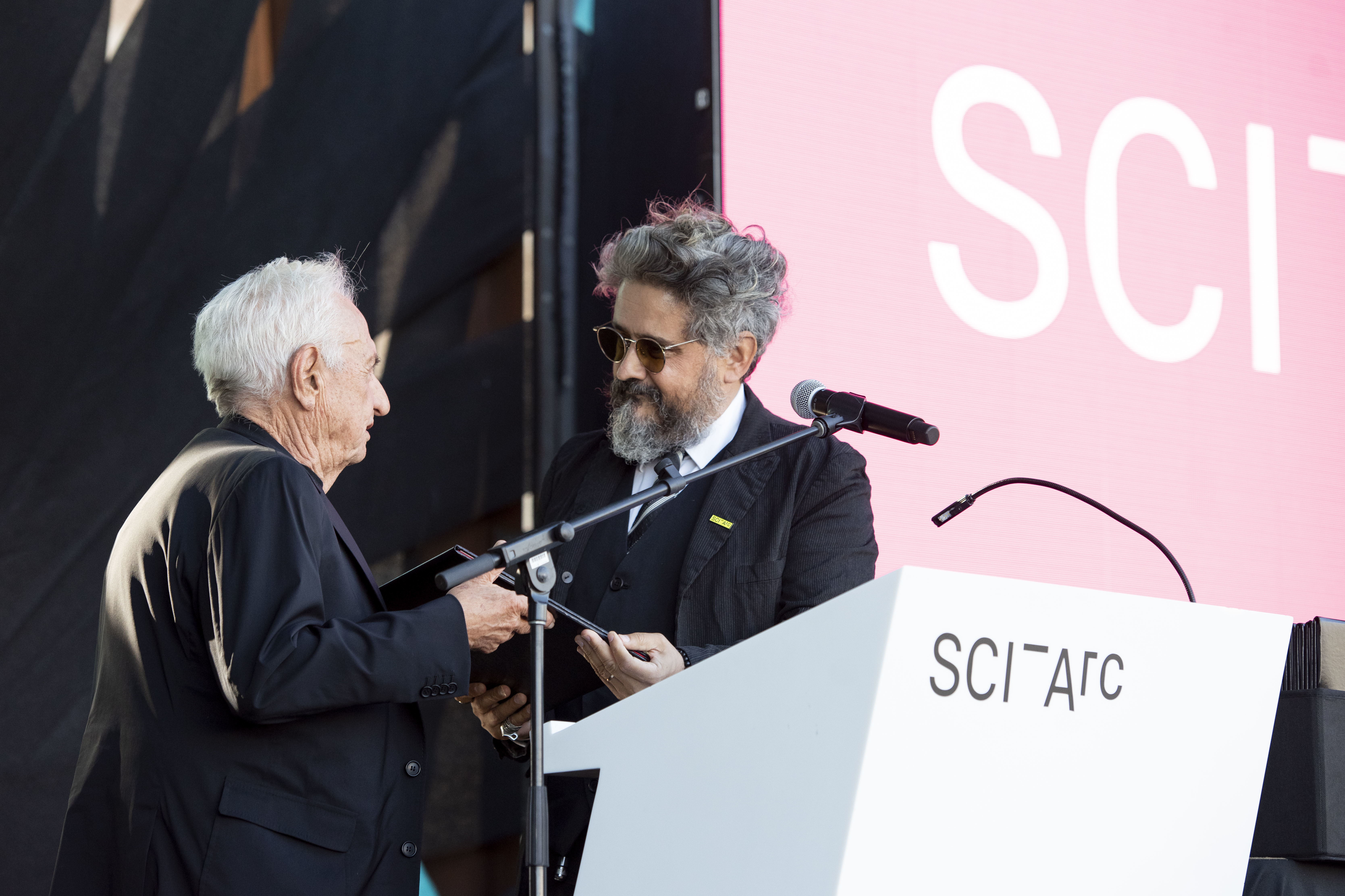 Frank Gehry and Hernán Díaz Alonso at graduation