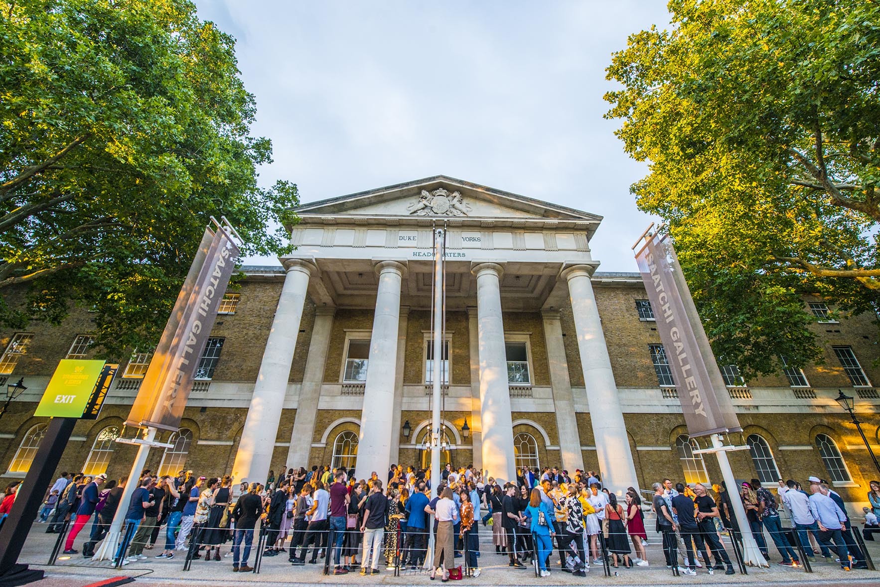 Saatchi gallery london crowd