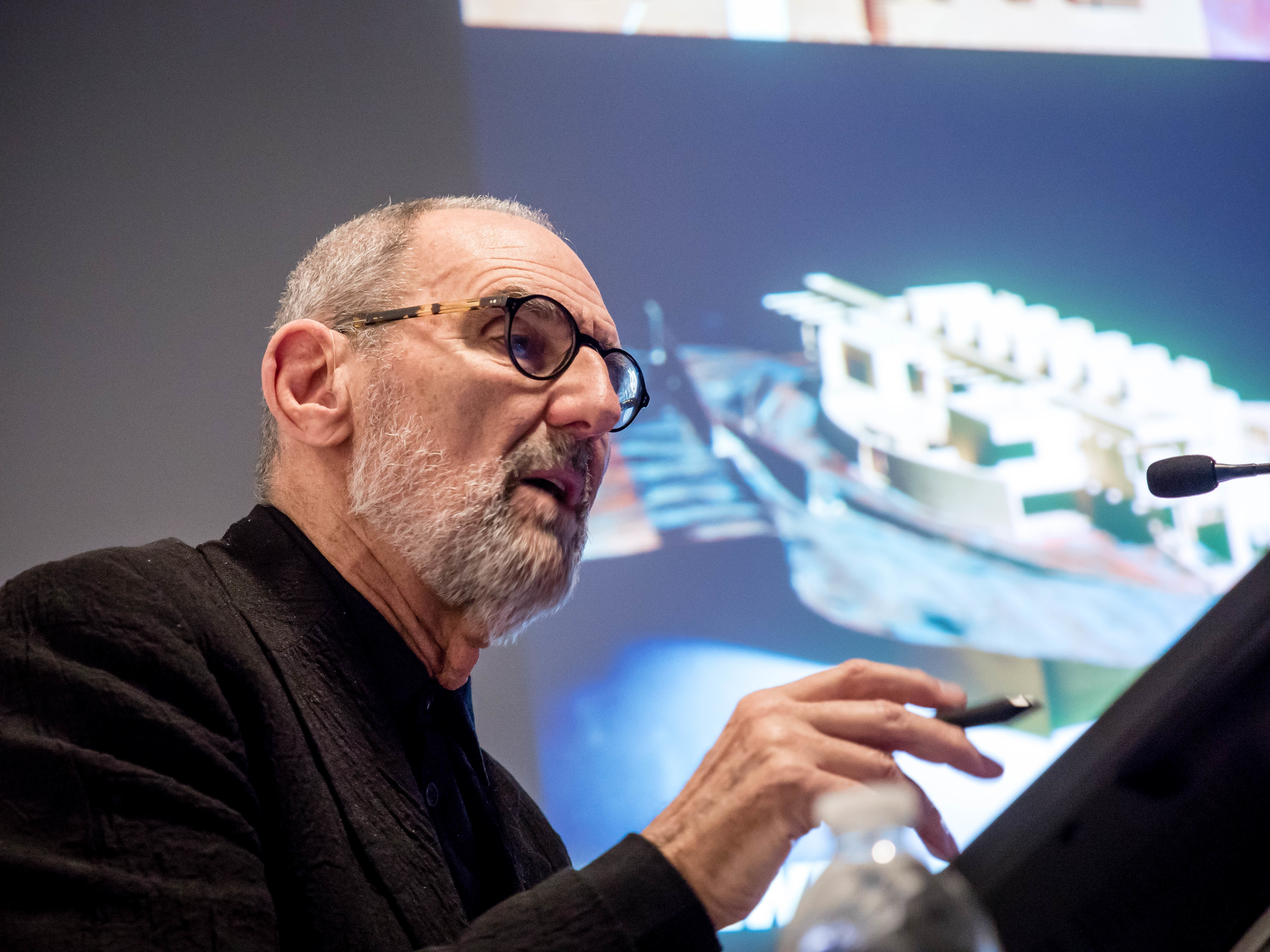 Thom Mayne Portrait lecturing