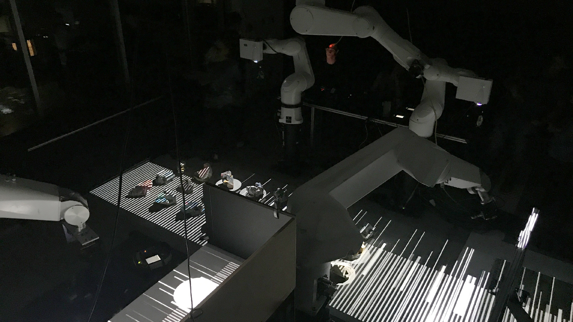 robot and projection with 3D objects