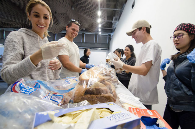 students preparing thanksgiving lunch for LA homeless