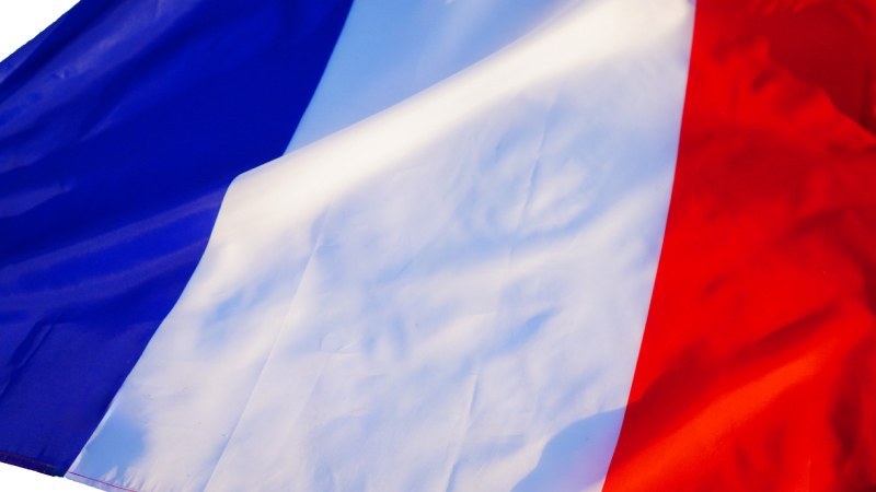 仏下院、ステーブルコイン交換課税案を僅差で可決。2027年施行へ