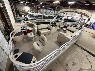 2019 Sun Tracker FISHIN BARGE 22 XP3