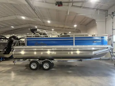 Sun Tracker FISHIN BARGE 20 DLX