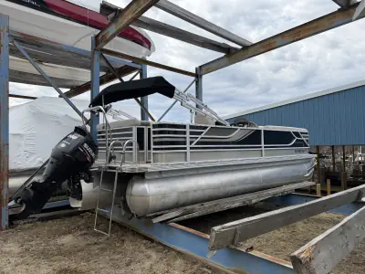 Crest Pontoons 230