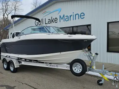 2025 Robalo R207