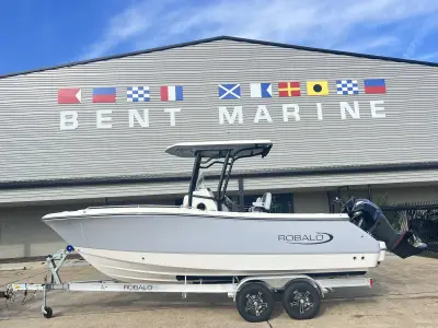 Robalo R230 Center Console
