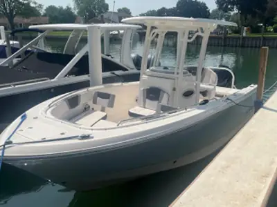 2020 Robalo R230 Center Console