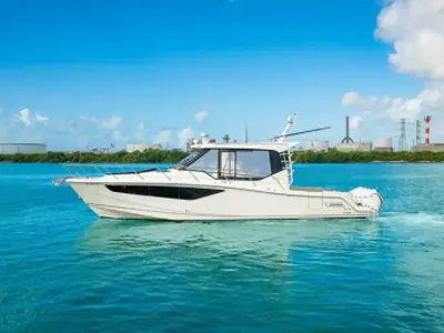 2023 Boston Whaler 405 Conquest
