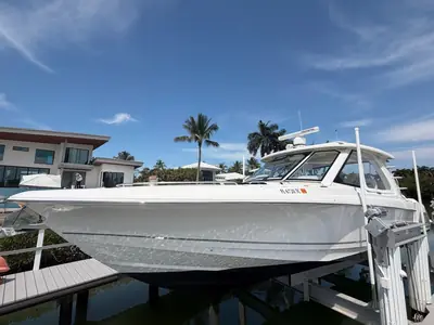 2022 Boston Whaler 380 Realm