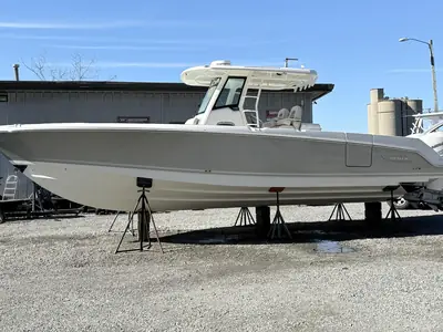 2019 Boston Whaler 330 Outrage