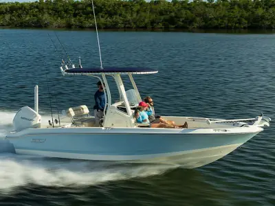 2022 Boston Whaler 220 Dauntless