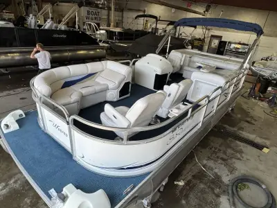 Godfrey Pontoon 220