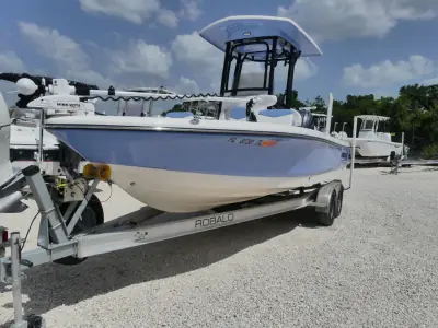 2023 Robalo 226 CAYMAN