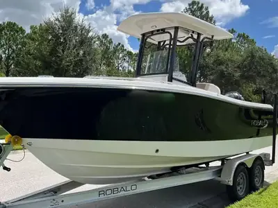 2022 Robalo R230 Center Console
