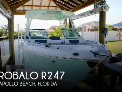 2021 Robalo R247