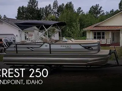 Crest Pontoons 250 CHATEAU