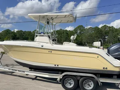 Robalo 220 CENTER CONSOLE