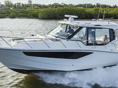 2021 Boston Whaler 405 Conquest