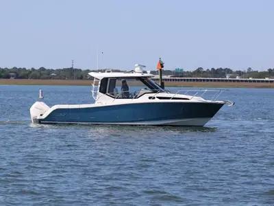 2021 Boston Whaler 325 Conquest