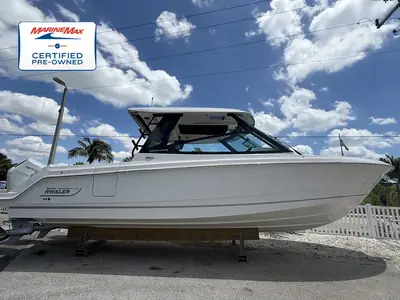 2025 Boston Whaler 330 Vantage