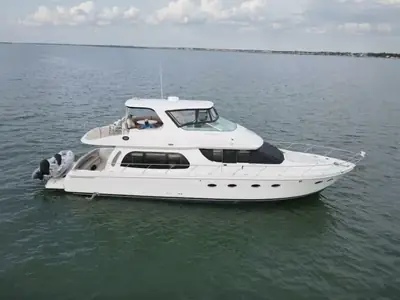 Carver 560 Voyager
