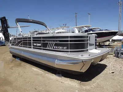 2022 Bennington Pontoons 23 LFB