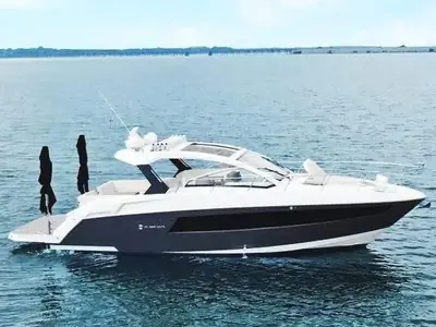 2018 Cruisers 390 Express Coupe