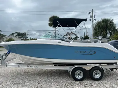 Robalo R207 Dual Console