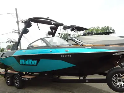 2022 Malibu 23 LSV