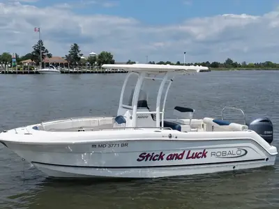 2019 Robalo R222 Center Console
