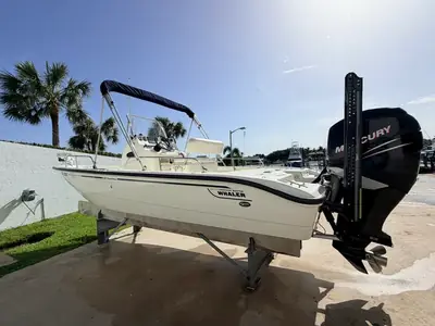 2006 Boston Whaler 220 Dauntless