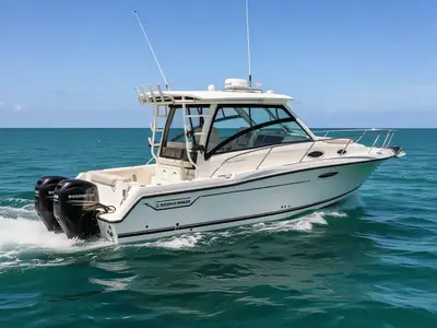2015 Boston Whaler 315 Conquest