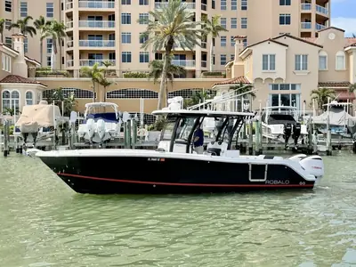 2021 Robalo R302 Center Console