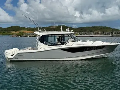 2021 Boston Whaler 405 Conquest