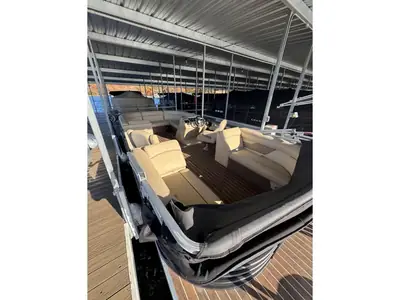 Crest Pontoons 220 L