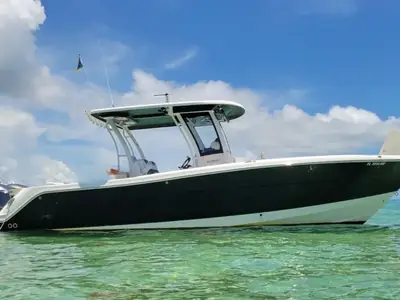2018 Robalo R302 Center Console