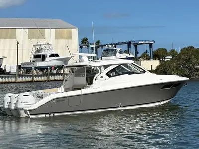 2020 Pursuit DC 365 Dual Console