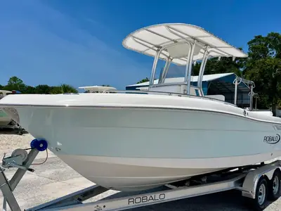 2016 Robalo R222 Center Console