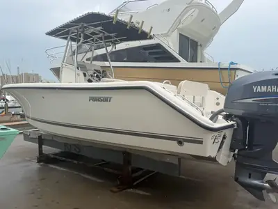 Pursuit C 230 CENTER CONSOLE