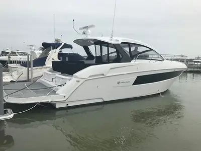 2018 Cruisers 39 Express Coupe