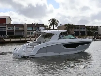 Cruisers 38 GLS Outboard