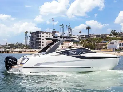 Fairline F-Line 33 Outboard