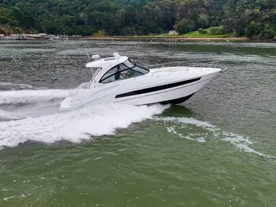 Cruisers 38 EXPRESS