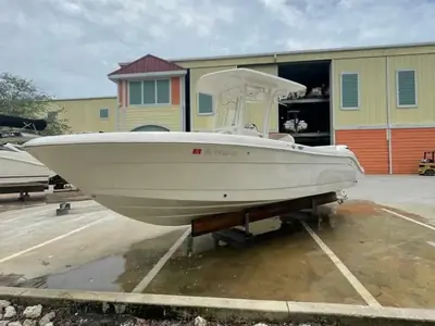 2019 Robalo R242 Center Console