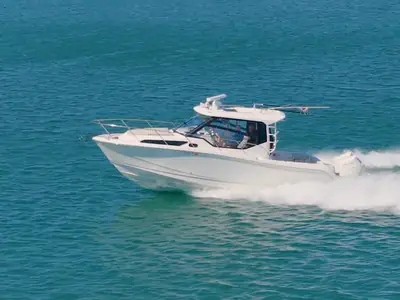 2023 Boston Whaler 325 Conquest