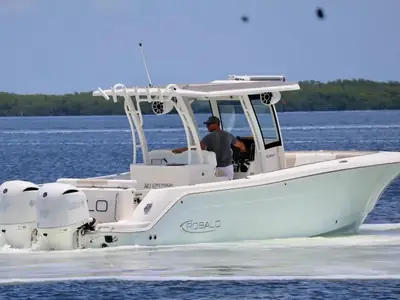 2018 Robalo R302 Center Console