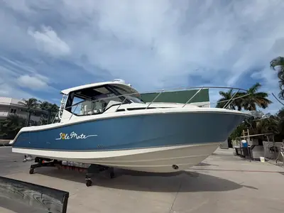 2023 Boston Whaler 325 Conquest