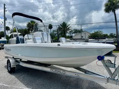 2024 Robalo 206 CAYMAN